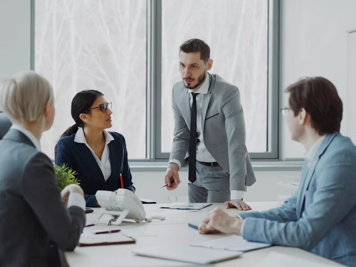 Reunión de asesoría corporativa y laboral para empresas