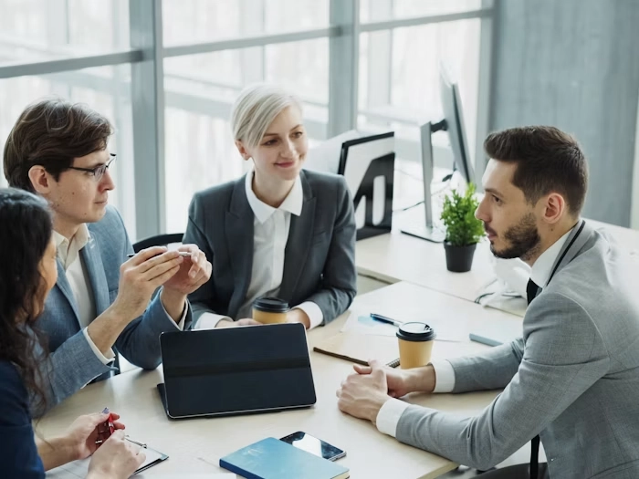 Reunión empresarial para análisis de competencia y cumplimiento regulatorio